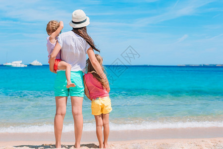 爱母亲和她的小女儿在海滩上美丽的母亲和女儿在海滩上水岸线图片