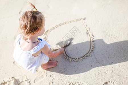 在海滩画画的小女孩图片