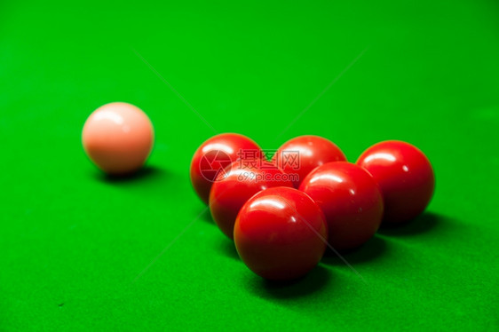 乐趣领域准备好开始播放匹配颜色的和位置彩牌局Snookerballsonatable图片