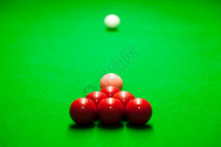 准备好领域开始播放匹配颜色的和位置彩牌局Snookerballsonatable运动的图片