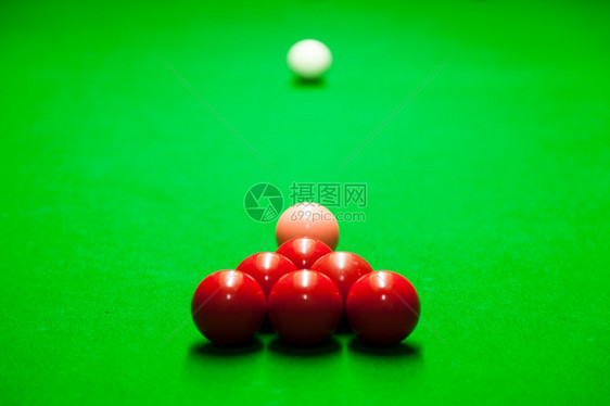 准备好领域开始播放匹配颜色的和位置彩牌局Snookerballsonatable运动的图片