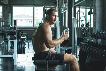 活动白人男子在锻炼运动和健康概念后饮用水而体操运动和健康概念训练男图片