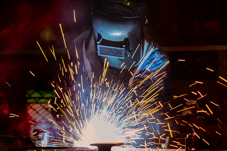 安全工业人在厂中焊接修理劳动图片