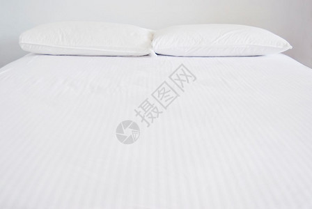 白枕头和卧室的床铺舒适空家庭图片