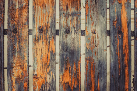 旧栅栏有橙色脱皮涂料和钉子旧围栏有橙色脱皮涂料乡村有质感的门图片
