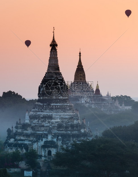 日出时与热气球在Bagan缅甸日落美丽的老图片