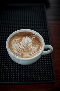 品尝卡布奇诺有选择焦点杯热拿铁艺术咖啡重点是白泡沫热拿铁艺术咖啡光滑的图片