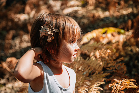 户外森林中可爱的小女孩图片