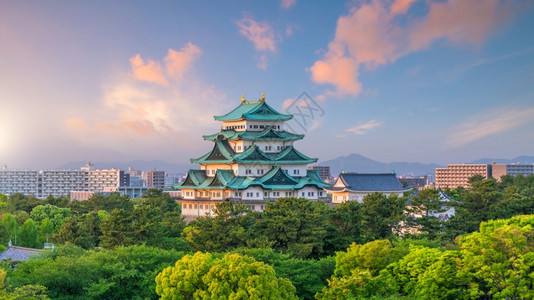 工作老的日落时名古屋城堡和日本市天际线护河图片