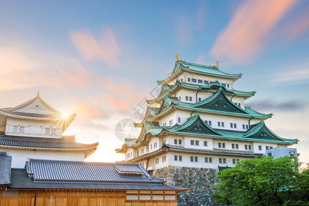 亚洲人日落时名古屋城堡和日本市天际线风景优美结构体图片