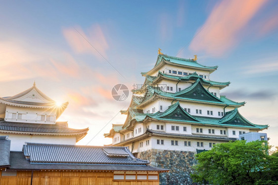 亚洲人日落时名古屋城堡和日本市天际线风景优美结构体图片