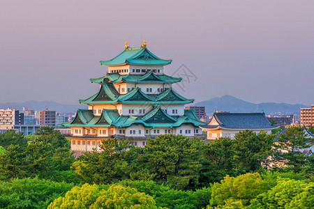 历史黄昏日落时名古屋城堡和日本市天际线历史的图片