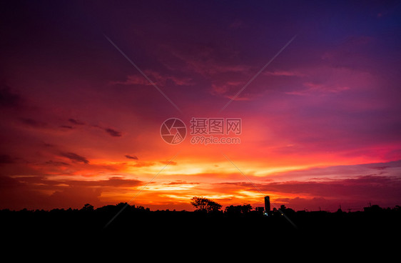 美丽的日落蓝天空和云彩背景农业旅行闪耀图片