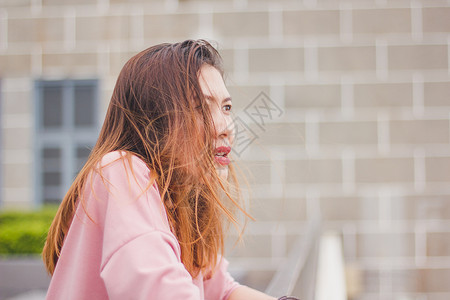 肖像长发女人站在阳台上着裙子美丽图片