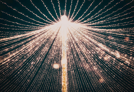 夜晚黄昏城市的圣诞节灯光运动图片
