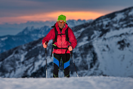 冬季滑雪登山者图片