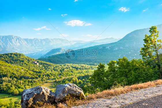 以山岳和石块观察黑山的岳路天线公园图片