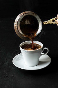 土耳其咖啡和锅热的盘子阿拉伯图片