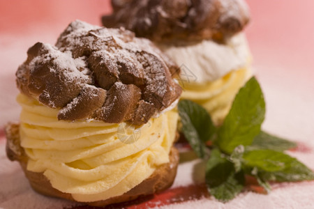筹码大奶油蛋糕装饰有浆果巧克力薯片蜂蜜霜托盘脆饼图片