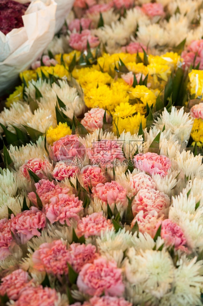 花朵有多种颜色的花朵束被绑在销售的花朵上鲜市场户外地模糊图片
