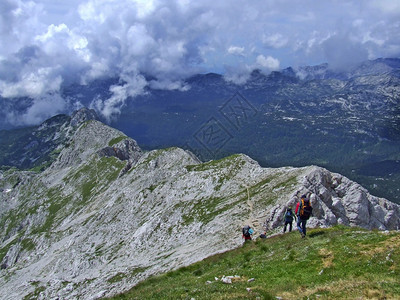 徒步旅行游客最佳在CCOVID19隔离后人们到山上去像是冒险的旅游者们爬上山来登云去人们像冒险一样喜欢探就像探险那样的人LOWI图片