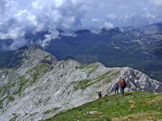 徒步旅行游客最佳在CCOVID19隔离后人们到山上去像是冒险的旅游者们爬上山来登云去人们像冒险一样喜欢探就像探险那样的人LOWI图片