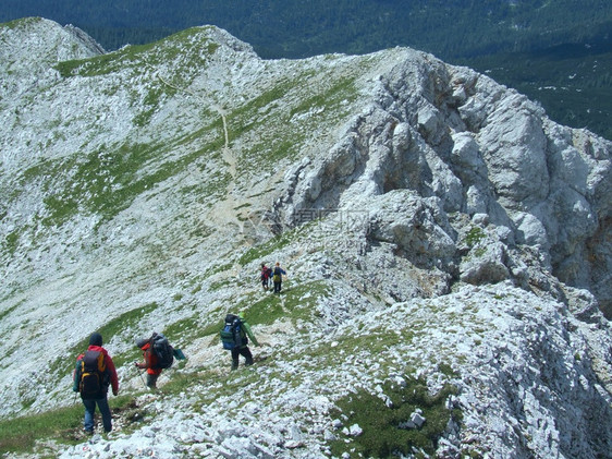 风景优美在CCOVID19隔离后人们到山上去像是冒险的旅游者们爬上山来登云去人们像冒险一样喜欢探就像探险那样的人LOWINGEY图片