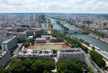 追踪场地首都法国巴黎的塞纳河从埃菲尔铁塔上夺取图片