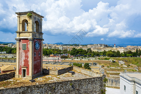 欧洲建造筑物科孚岛老堡垒的废弃钟楼可欣赏希腊科孚镇的全景图片