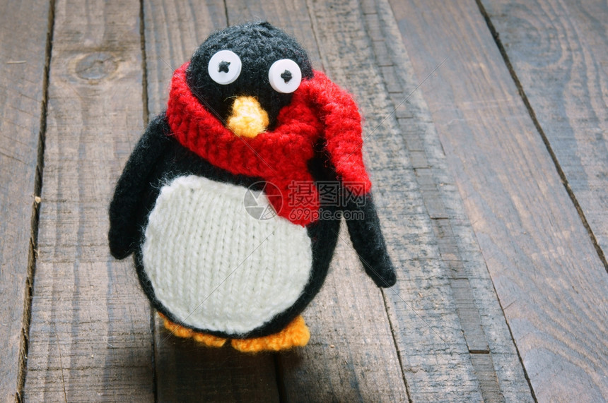 编织的Xma装饰品手工制雪人用红白羊毛做企鹅编织这是圣诞节日的玩具带有松锥果的抽象背景礼品卡红心艺术木头漂亮的图片
