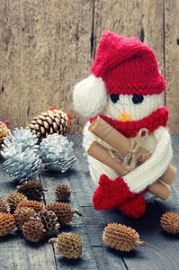 红色的装饰好编织Xma装饰品手工制雪人用红白羊毛做企鹅编织这是圣诞节日的玩具带有松锥果的抽象背景礼品卡红心图片