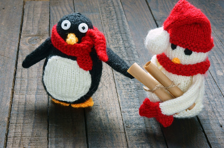 颜色棕的装饰编织Xma装饰品手工制雪人用红白羊毛做企鹅编织这是圣诞节日的玩具带有松锥果的抽象背景礼品卡红心图片