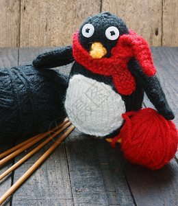 礼物抽象的编织Xma装饰品手工制雪人用红白羊毛做企鹅编织这是圣诞节日的玩具带有松锥果的抽象背景礼品卡红心假期图片