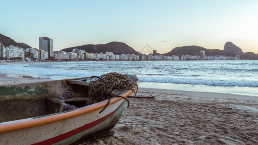 巴西里约热内卢科帕卡巴纳海滩风景秀丽的彩色渔船和网巴西里约热内卢科帕卡巴纳海滩风景秀丽的彩色渔船和网巴西人冲浪板图片