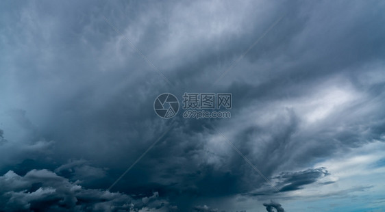 和悲哀概念的背景灰色天空飞闪的白云雷暴风雨天悲伤和忧郁的天空自然背景抽象阴暗的伤心蓬松风暴图片