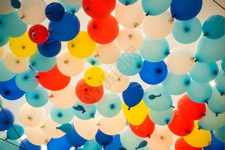 红色的五颜六气球与快乐庆祝活动优质漂浮图片