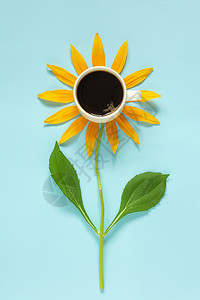 叶子黑咖啡和黄色花瓣的杯子黑色咖啡和黄花瓣的尾叶朵形成创意平坦的花朵创世平板露天风景概念早上好黑咖啡和黄色花瓣的秋抽象征图片