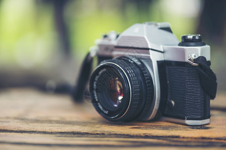 光圈快门照片35毫米SLR相机用于经典摄影老旧的反光式风格木桌室外黑相照机上色镜头宽透图片