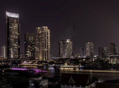 曼谷泰国20年月7日曼谷商业区的天空压梯者在曼谷夜观给城市一个现代风格的焦点蓝色一种塔图片