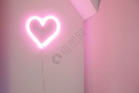 庆典派对夜晚粉色心形霓虹灯在现代室内复古设计情人节概念特写粉色心形霓虹灯在现代室内复古设计情人节概念图片