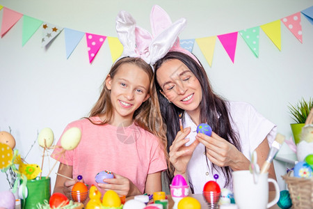 母亲和女儿一起画鸡蛋庆祝复活节图片