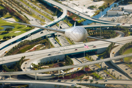 相机美国查看3D无人驾驶飞机在高速公路上监视交通情况图片