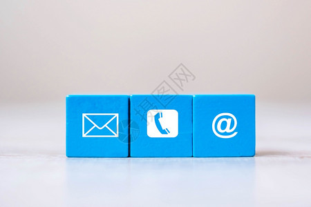 在表格背景联系营销和信息概念上有电子邮件话和地址网站符号的立方体块infoplain网络技术有创造力的图片