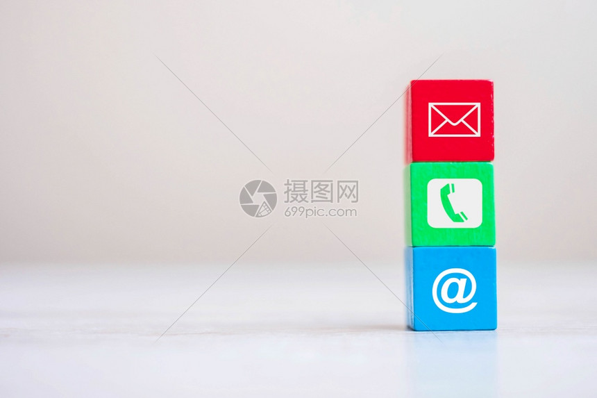 在表格背景联系营销和信息概念上有电子邮件话和地址网站符号的立方体块infoplain颜色商业蓝的图片