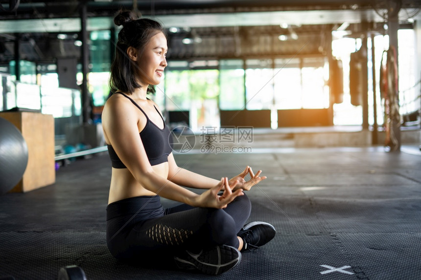 好的吸引人冷静亚洲美丽女正在用冥想莲花健身运动概念和康方面进行瑜伽并静思Lotus图片
