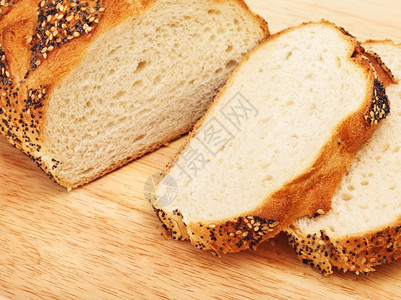 可口杂货店切碎白面包和片切成白面包和在切割板上小吃图片