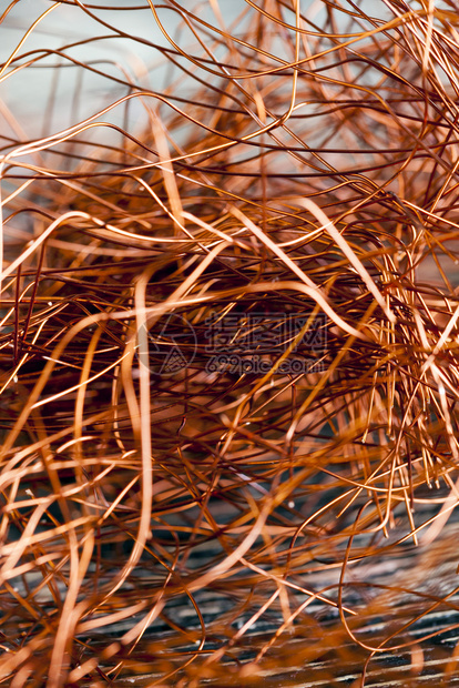 旧铜铁丝网混乱扭曲和撒谎有选择焦点小深度田地混乱铜铁丝网电的丰富多彩回收图片