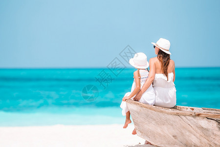 肖像自然快活年轻美丽的母亲和可爱小女儿在热带沙滩玩得开心享受暑假的美丽母亲和女儿在沙滩上过着愉快的时光图片