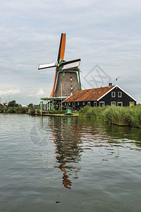 文化村庄旋转Zaanstad村ZaanseSchansWindmills和著名的荷兰运河欧洲zaanseschans水道上的正宗图片