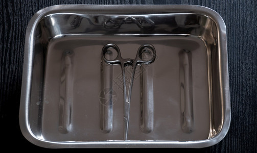 手术操作曲线不锈钢集装箱内容器托盘中的肝力剪刀和敷料器图片